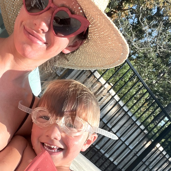 Meet your Posher, Alexandra - Picture 2 of 3